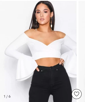 Wrapped white sleeve top - Storlek S. Originalpris 299 kr. Säljer för 70 kr.  Haft på mig en gång, säljer pga liten storlek 