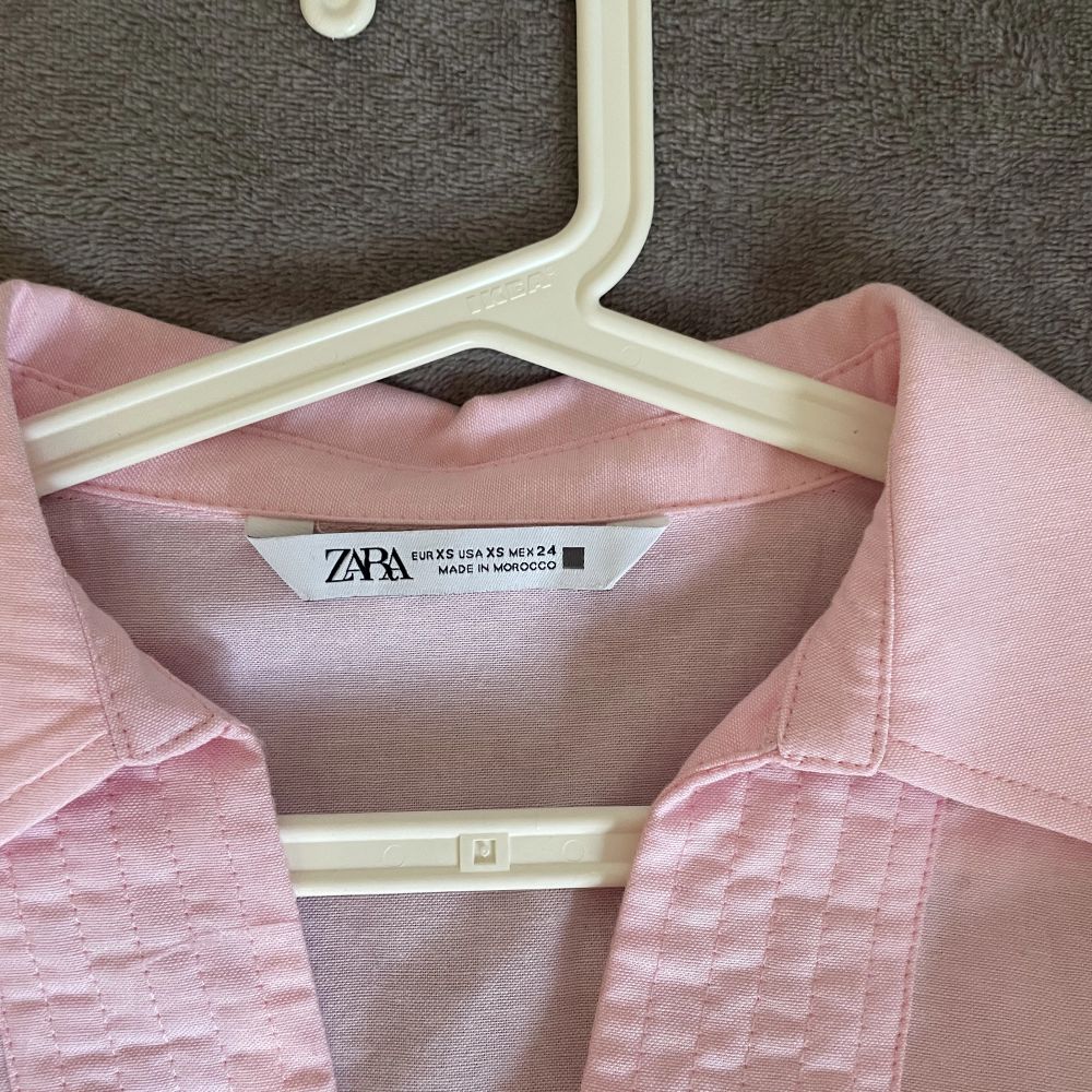 En jättefin rosa klänning från zara som tyvärr inte kommer till användning 🩷 ändats använd en gång🥰. Klänningar.