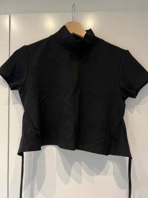 Svart topp - Svart topp med öppen rygg från nakd