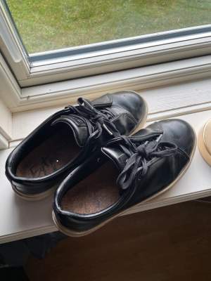 Eytys skor, ca 1 år gammal, lite smutsiga på bilderna, men väldigt fint skick!💕