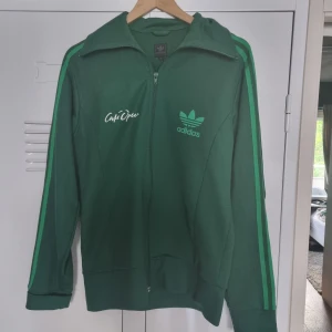 Adidas tröja - Säljer tröjan pga aldrig används, gott skick. Pris kan duskuteras