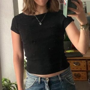 Svart topp som sitter jättebra  - Sitter verkligen jättesnyggt men kommer aldrig till användning, storlek M men sitter som S. Från Gina tricot