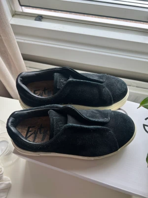 Eytys - Säljer dessa då de ej kommer till användning, har blivit lite missfärgade på sidan av sulan men har inte testat att göra rent de så kan vara ett snabb fix, använda fåtal gånger, storlek 37 men passar en 38a