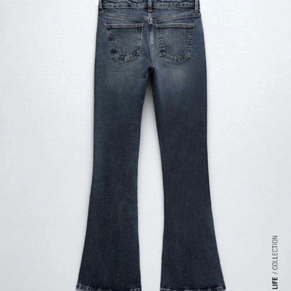 Mörkblåa jeans flare low waist i storlek 36💞 slutsålda på zaras hemsida. Jeans & Byxor.