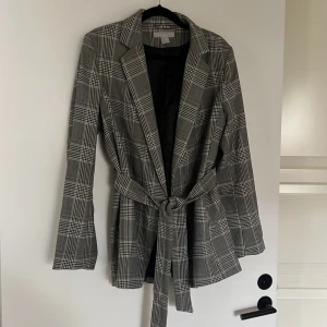 Kavaj med bälte - Snygg kavaj från H&an Nyskick Storlek: L