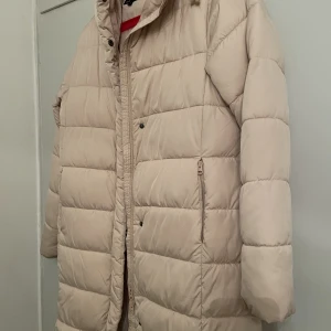 Lång dunjacka - Jackan är i fint skick.  Storlek M