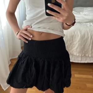 Säljer denna as snygg aldrig andvända volang kjol från Lindex!!! Perfekt nu till sommaren! Midjan är stretchigt så passar både en mindre och större midja 🥰