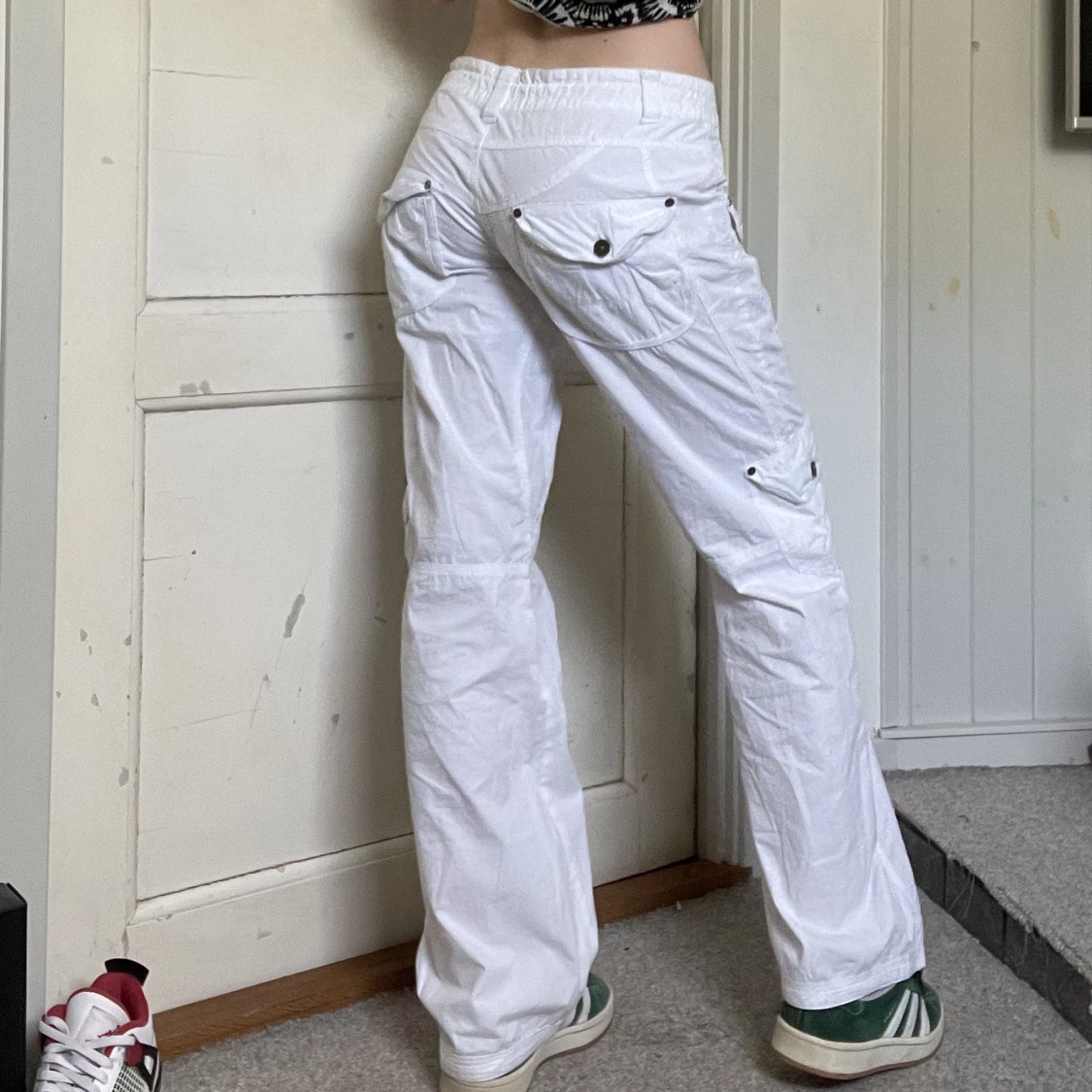 vita byxor med fickor