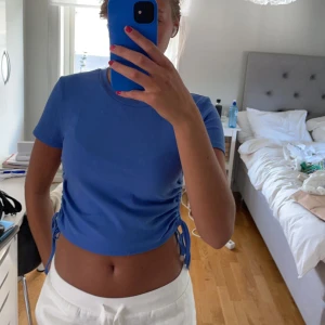 Topp - Topp i nyskick! Kan justera längd på tröjan genom att knyta om på sidorna (se bild 2) Kontakt mig vid frågor eller intresse💗