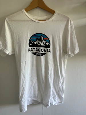 Patagonia T-shirt  - Patagonia T-shirt i använt men bra skick! Passform slim fit 
