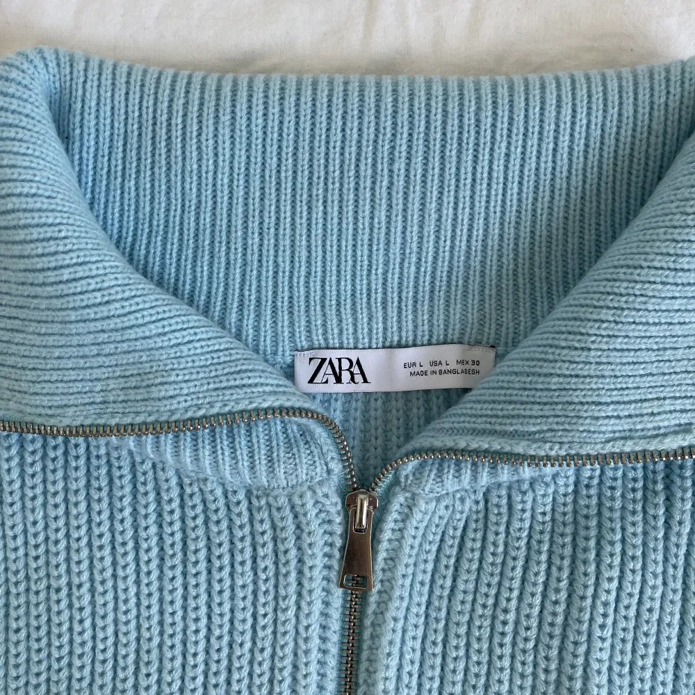 Superfin stickad tröja med dragkedja i finaste färgen från Zara i storlek L, supermjukt och bra material! Säljs då den är fel storlek för mig. Köpte står för frakt.. Stickat.