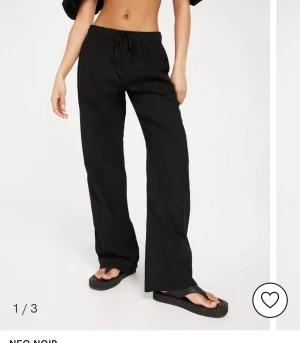 Svarta linnebyxor - Näst in till oanvända svarta linnebyxor, går att bära dom både hög och lågmidjade🥰. skriv privat för egna bilder❤️ inte defekter Tryck ej på köp nu knappen