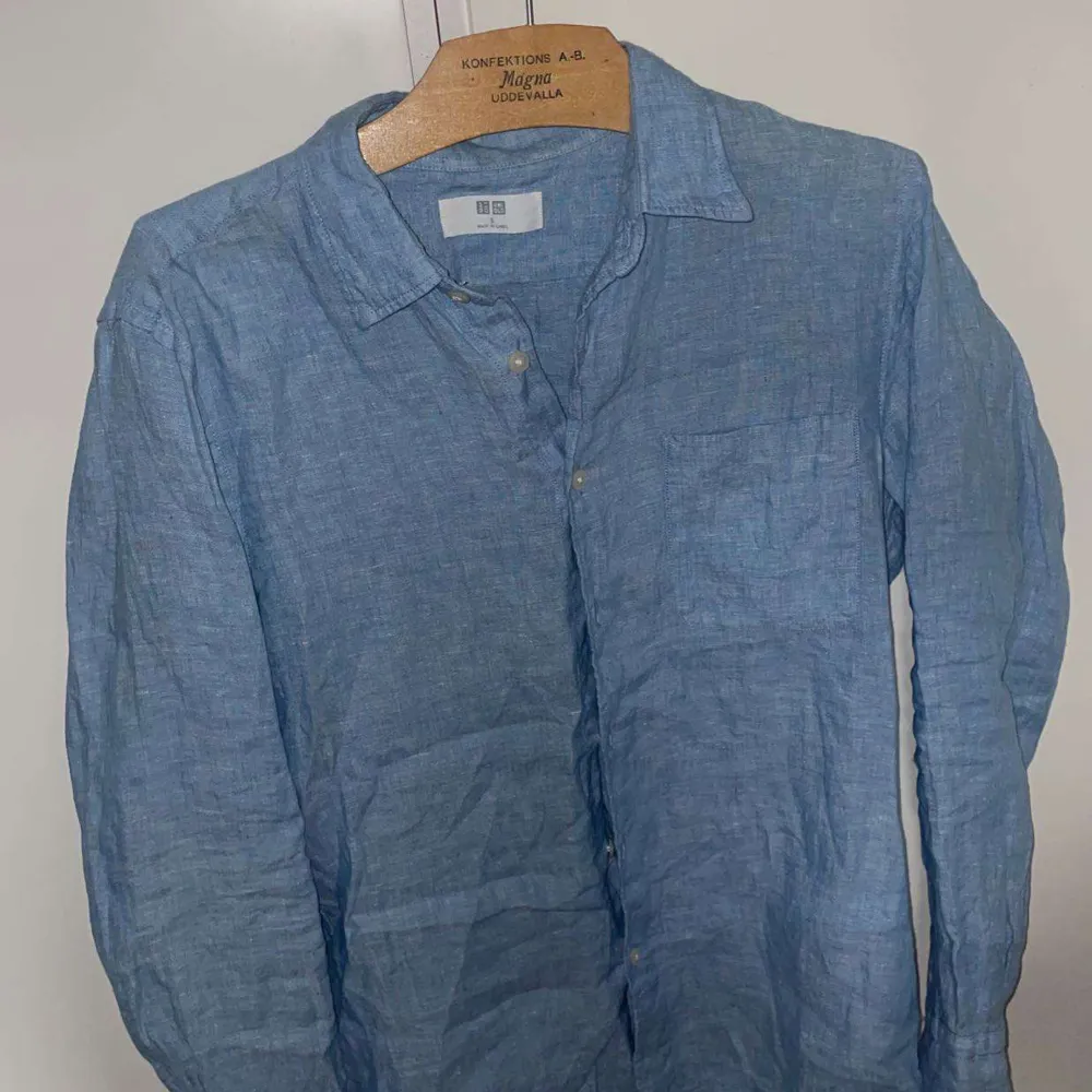 Säljer en uniqlo linne skjorta i storlek S med färgen ljusblå. Skjortan är i jätte bra skick och är perfekt nu inför sommaren. Säljer för 200kr. Skjortor.