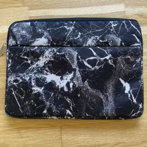 jätte fint marmor dator fodral med så mjukt material inuti som skyddar datorn! köpt för 280kr och inga deffekter!🫶