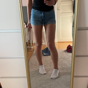 Jeansshorts - Jeansshorts från Zara i storlek 34 som tyvärr är lite små för mig. I princip nyskick då jag använt endast ett fåtal gånger. Hör av dig om du har någon fråga 💙