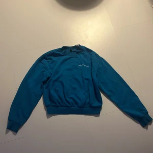 Blå sweatshirt  - Denna snygga tröja är från HM och ordinarie pris va 100 kr, knappt använd, säljes för 50kr