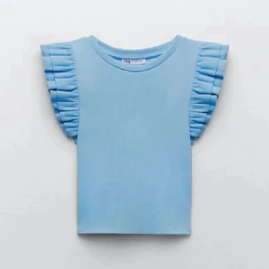 Zara topp  - Ljusblå topp från zara med volanger, endast testad någon gång men tyckte inte det var min stil.