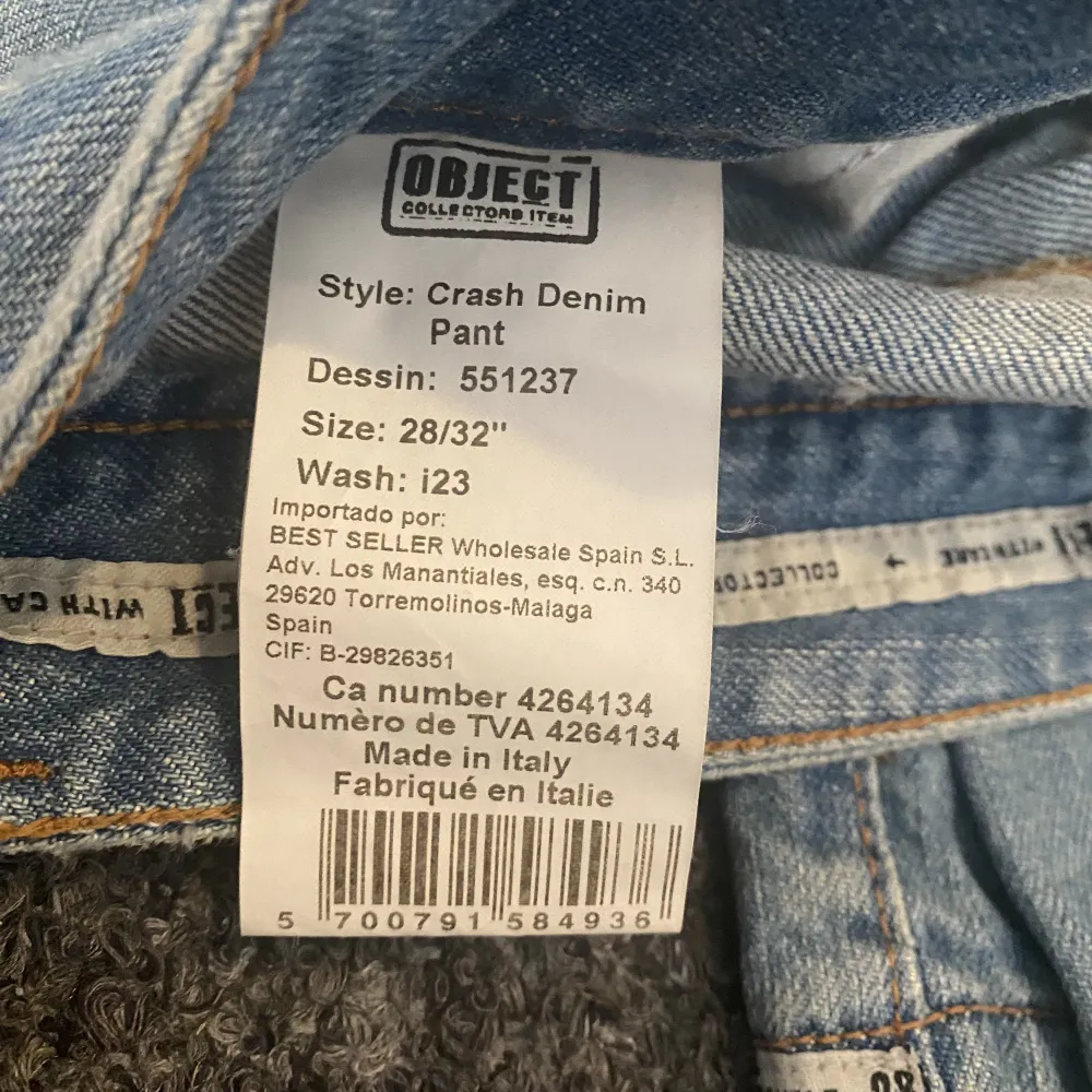 Säljer dessa super söta jeans som jag hittade på second hand för några år sedan🌼! Ej använda och väldigt bekväma, passar både strl 28 och 32 men även 34. Säljer pga att de inte passar mig☘️! Står ej för postens slarv, pris går att diskutera vid snabba köp💕. Jeans & Byxor.