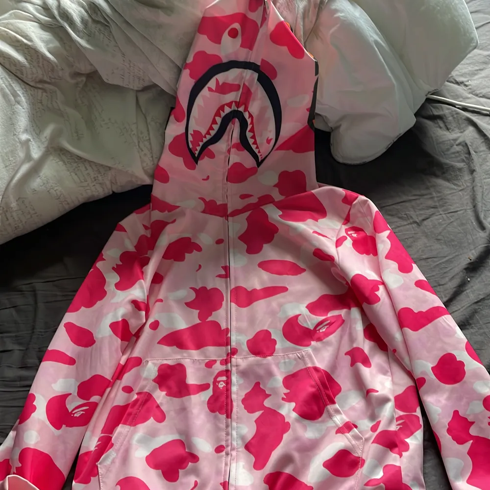 bape hoodie med bra skick använd 1 gång . Hoodies.