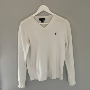 Ralph lauren sweatshirt  - Nu säljer jag min fina Ralph lauren tröja som nu tyvärr har blivit för liten. Inga defekter och är som ny