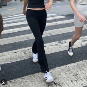 Brandy Melville yoga pants marinblå - Säljer dessa super snygga och sköna yoga pantsen från Brandy Melville. Marinblå/navy färg. Bootcut och lowwaist.💗💋(samma modell som de gråa jag säljer)😘