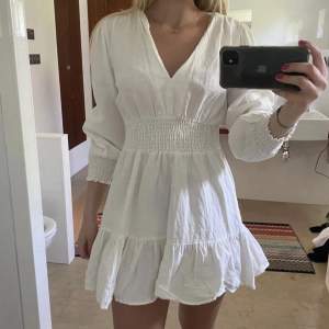 Säljer denna otroligt fina vita klänningen i linne. Använd endast fåtal gånger så i superbra skick!💕(lånad första bild)