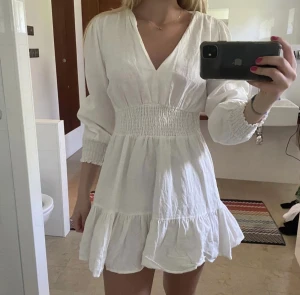 Zara klänning - Säljer denna otroligt fina vita klänningen i linne. Använd endast fåtal gånger så i superbra skick!💕(lånad första bild)