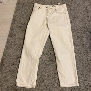 Vita Wide leg jeans  - Vita wide leg jeans från pull and bear. Är för småa för mig men riktigt fint skick. Endast använda 5 gånger ungefär. Är 181 typ och är lite för småa för mig