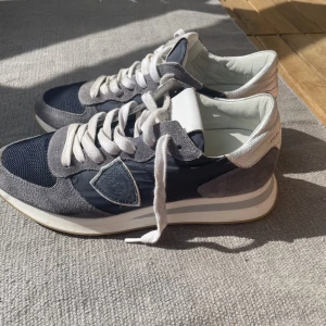 Philippe model mörkblå skor - Så fina mörkblå Philippe model skor i storlek 38. Jättebra skick men kommer tyvärr inte till användning. Så snygga och bekväma💖