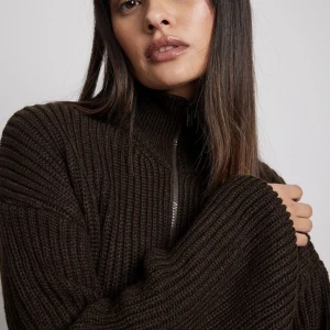 Nakd tröja - Stickad tröja från nakd, använd enstaka gånger bara så i bra skick. Stl s men är oversized så sitter som en M. Frakt 74kr spårbar 