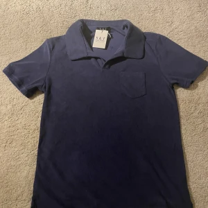 S&T Frottétröja  - Perfekt frottétröja storlek S för sommaren! Perfekt skick 10/10 lapp kvar, tröjan har inte använts. Möts upp vid Stockholmsområdet. Nypris 695kr