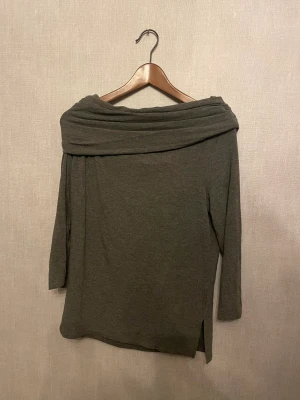 Off-shoulder tröja - Off shoulder tröja från NAKD. Nästintill oanvänd, så är i mycket fint skick! Finstickad och material är så sköt och mjukt🤩🤩