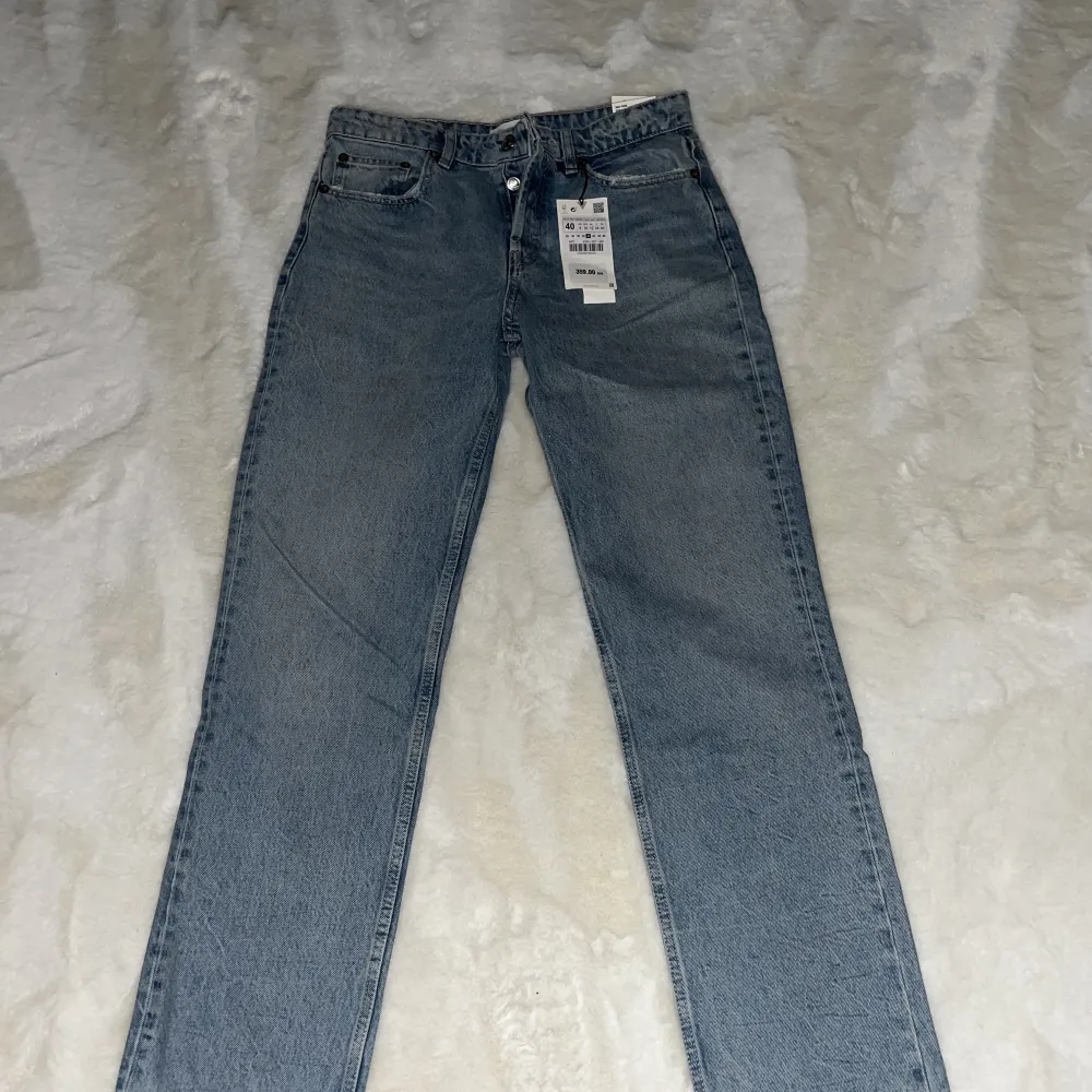 Hej!  Ett par helt nya jeans ifrån zara, som jag köpte för ett tag sen, men inte alls använt. Villle inte längre ha dem, men då var det försent att lämna tillbaka. De är i storlek 40, men passar både 38-40 skulle jag säga. Snygg färg!  Nypris 359kr💕. Jeans & Byxor.