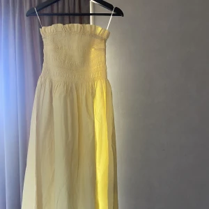 Lång klänning  - En gul lång klänning från Gina, knappt använd❤️