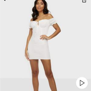 En vit klänning jag tänkte ha på studenten men nu har jag hittat en annan🥰 helt oanvänd 