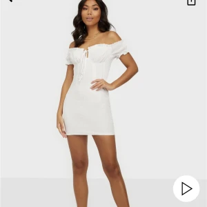 Vit klänning  - En vit klänning jag tänkte ha på studenten men nu har jag hittat en annan🥰 helt oanvänd 