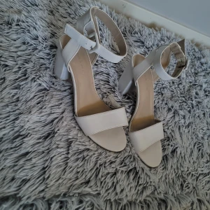 NYA  - Rem sandaler Stl 39  Oanvända 