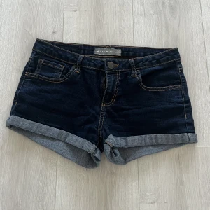 Lågmidjade jeansshorts  - Lågmidjade jeansshorts från Amisu.  Perfekt nu inför sommaren, men de är tyvärr lite för stora för mig 