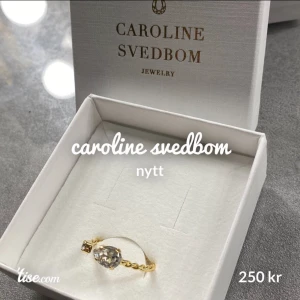 Caroline svedbom ring - Mitt pris 220kr. (Priset i bilden stämmer inte. Det är från min Tise sida). Helt ny ring, Ask tillkommer. Ringen går att justera i storlek då den är böjbar.  Perfekt studentpresent🤍🌻 Frakt på 12kr tillkommer. Spårbar frakt 59kr.  Ordpris/nypris 395kr. 