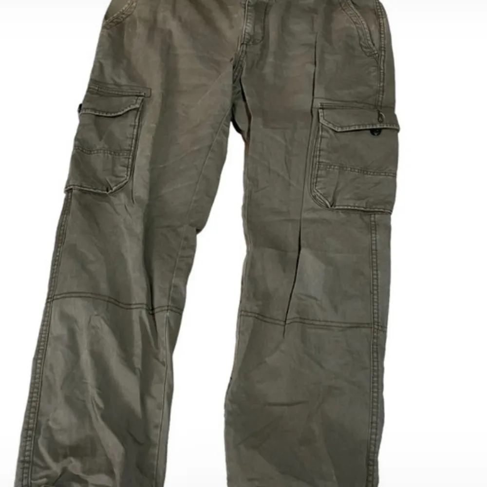 Mörk gröna cargo byxor. Priset går att diskutera🙌🏽. Jeans & Byxor.