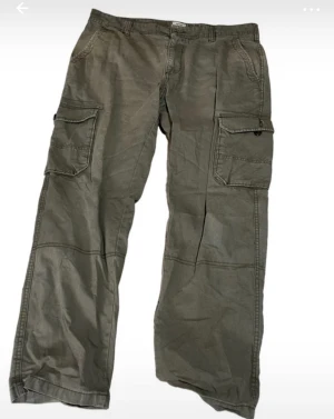 Cargo pants - Mörk gröna cargo byxor. Priset går att diskutera🙌🏽