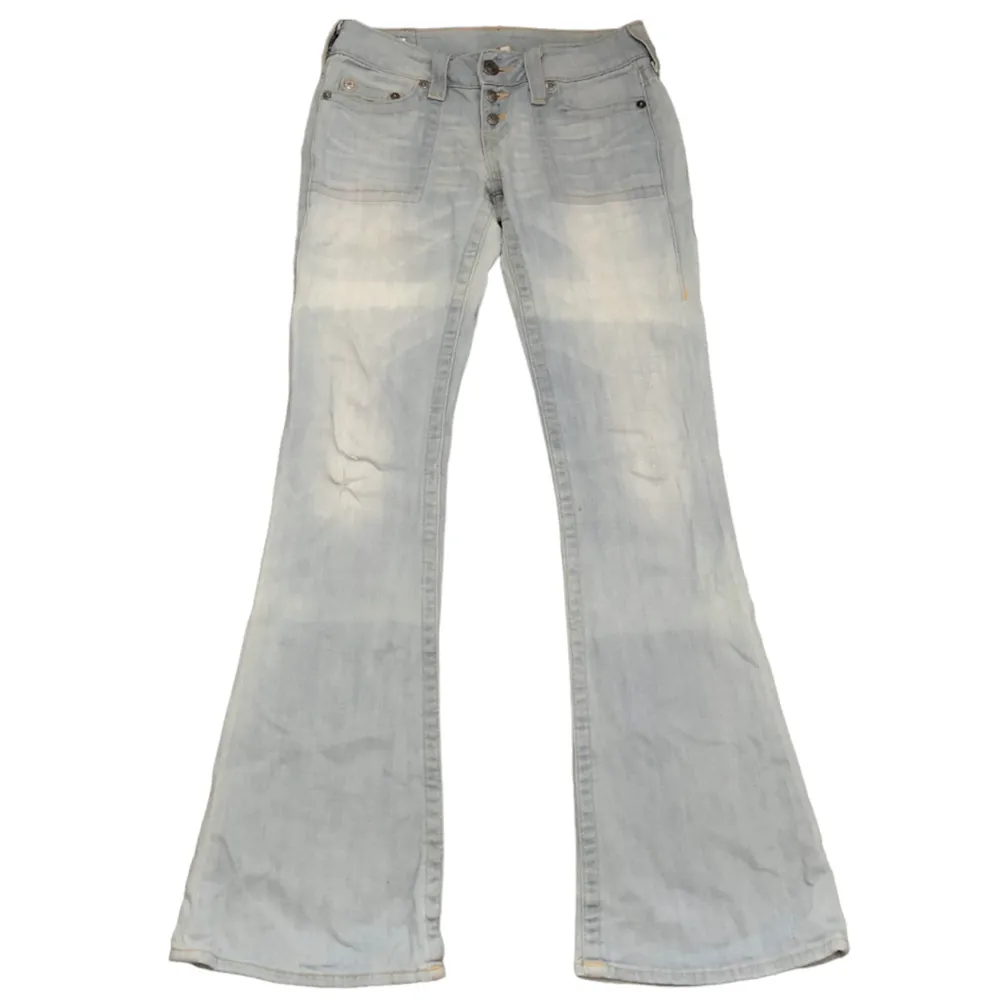 Utsvängda True religion jeans. Storlek 28x34, benöppning 27cm!!! Använd gärna köp nu!. Jeans & Byxor.