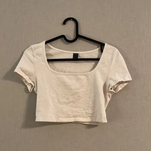 vit croptop - Jättefin tröja och skön är den, använd fåtal gånger. Är i bra skick💕 Kontakta mig om ni har några frågor<3
