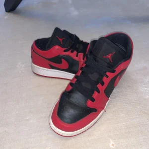 Snygga Nike Jordan 1 Low - Strl.39 - Mycket Fina Nike Jordan low 1. Storlek: 39 I perfekt skick , Som Nya !