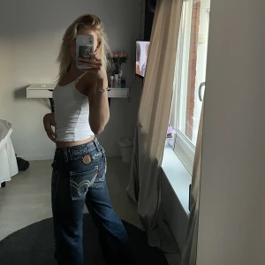 Edwin jeans - Jag säljer mina super balla Edwin jeans som är helt oanvända i storlek S. Riktigt snygga i rumpan och en urtvättad blå färg med bootcut passform. Säljer för 550 kr+frakt då de är köpta för 1000 kr. Skriv för fler bilder! 