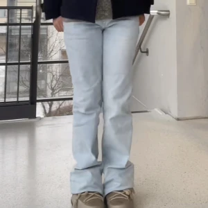 Zara jeans - Högmidjade ljusblå jeans från Zara, så snygg tvätt och är bra långa. Kan tänka mig gå ned i pris vid snabb affär. Kram! 💓💓(andra bilden är lånad)