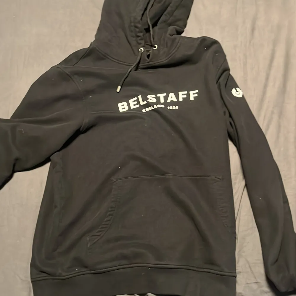 Belstaff hoodie med motiv på bröst och arm Skick 9/10 knappt använd  Nypris 2000kr. Hoodies.