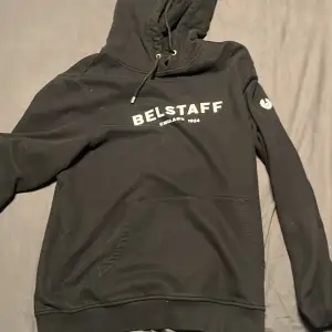 Belstaff hoodie med motiv på bröst och arm Skick 9/10 knappt använd  Nypris 2000kr