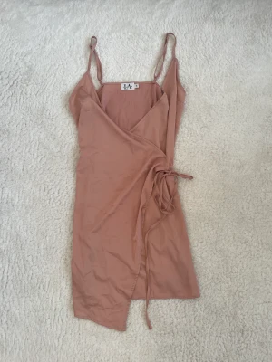 Nakd klänning - Klänning från Nakd x Linn Ahlborg kollektion. Storlek 36/S. I perfekt skick!