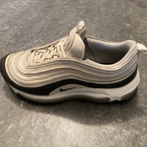 Nike Air Max 97 vita - Snygga vintage-sneakers. Köpta 2022. Använda men i gott skick. 